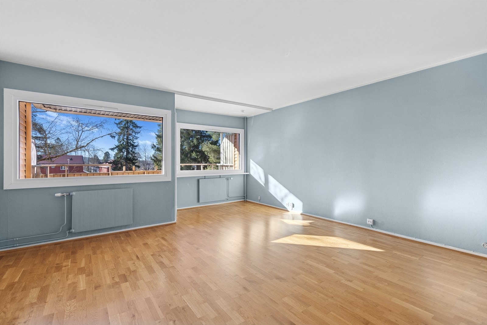 Den romslige stuen har meget gode lysforhold. Galleribilde