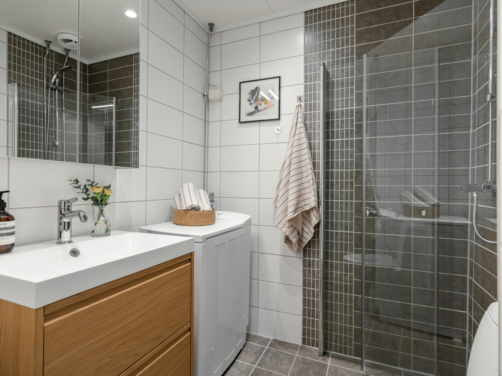 Leiligheten har et pent flislagt bad fra 2004 som ble renovert i regi av aksjelaget. Da ble det samtidig gjennomført rehabilitering av soilrør. Galleribilde