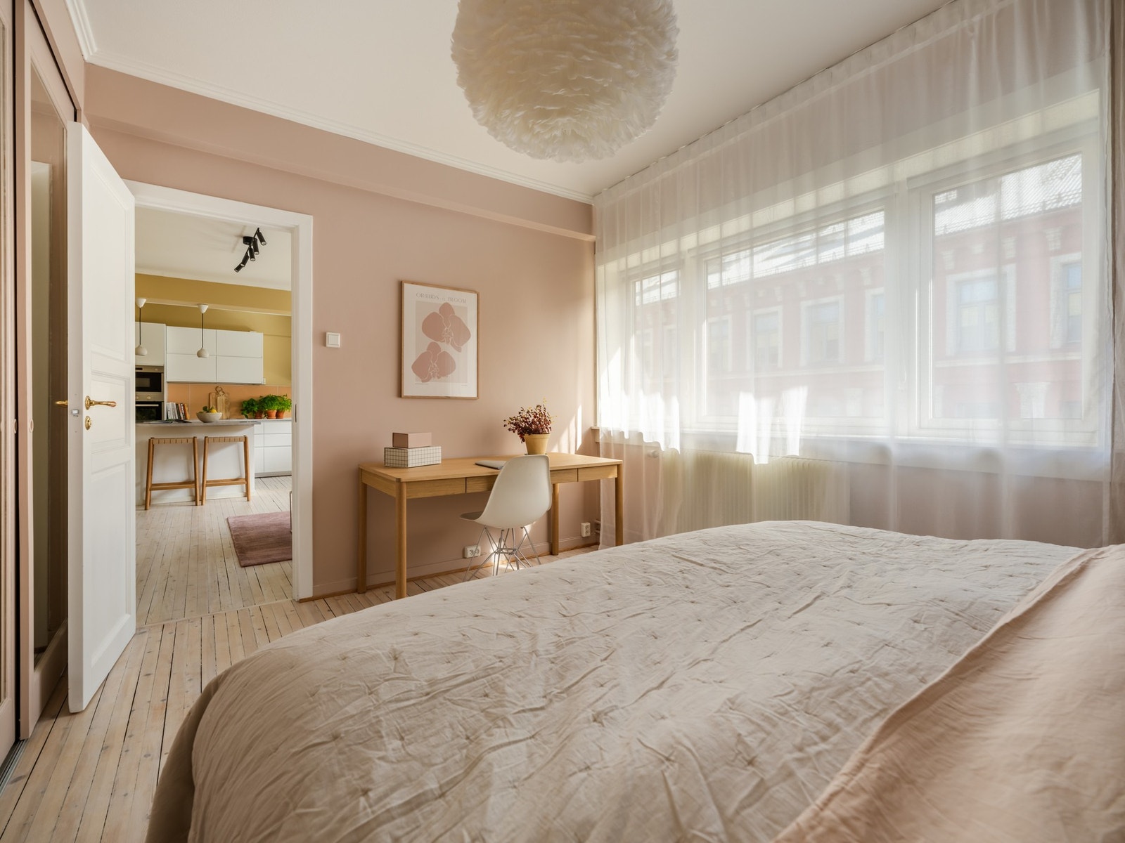 Dette rommet er såpass stort at det i tillegg er god plass til en kontorpult. Supert for de som vil ha muligheten for hjemmekontor. Galleribilde