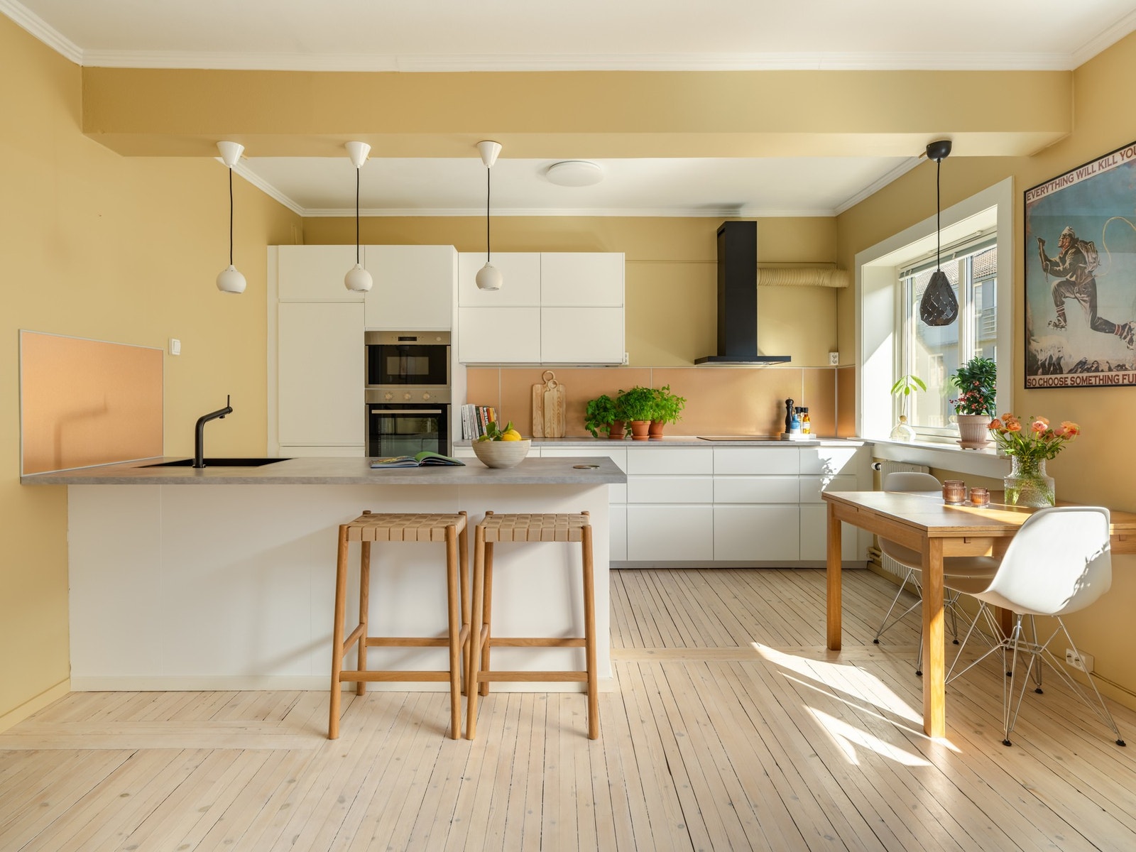 Her får du en smart kjøkkenøy som skaper et naturlig skille mot stuen. Barløsningen er perfekt når du kokker for gjestene som er på besøk. Galleribilde