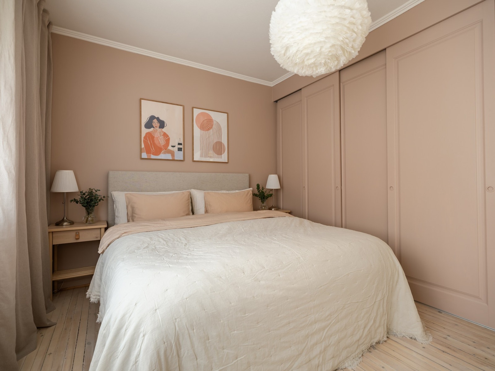 Som resten av leiligheten er også vegger her malt i en delikat fargetone. Galleribilde