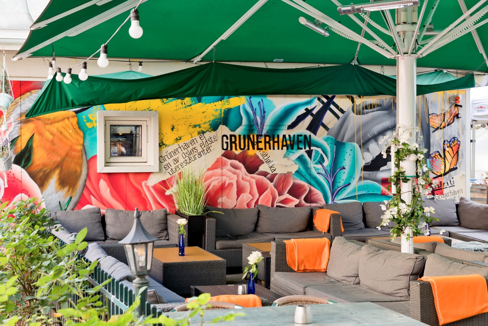 Her er det et mangfold av restauranter, spisesteder og kafeer. Galleribilde