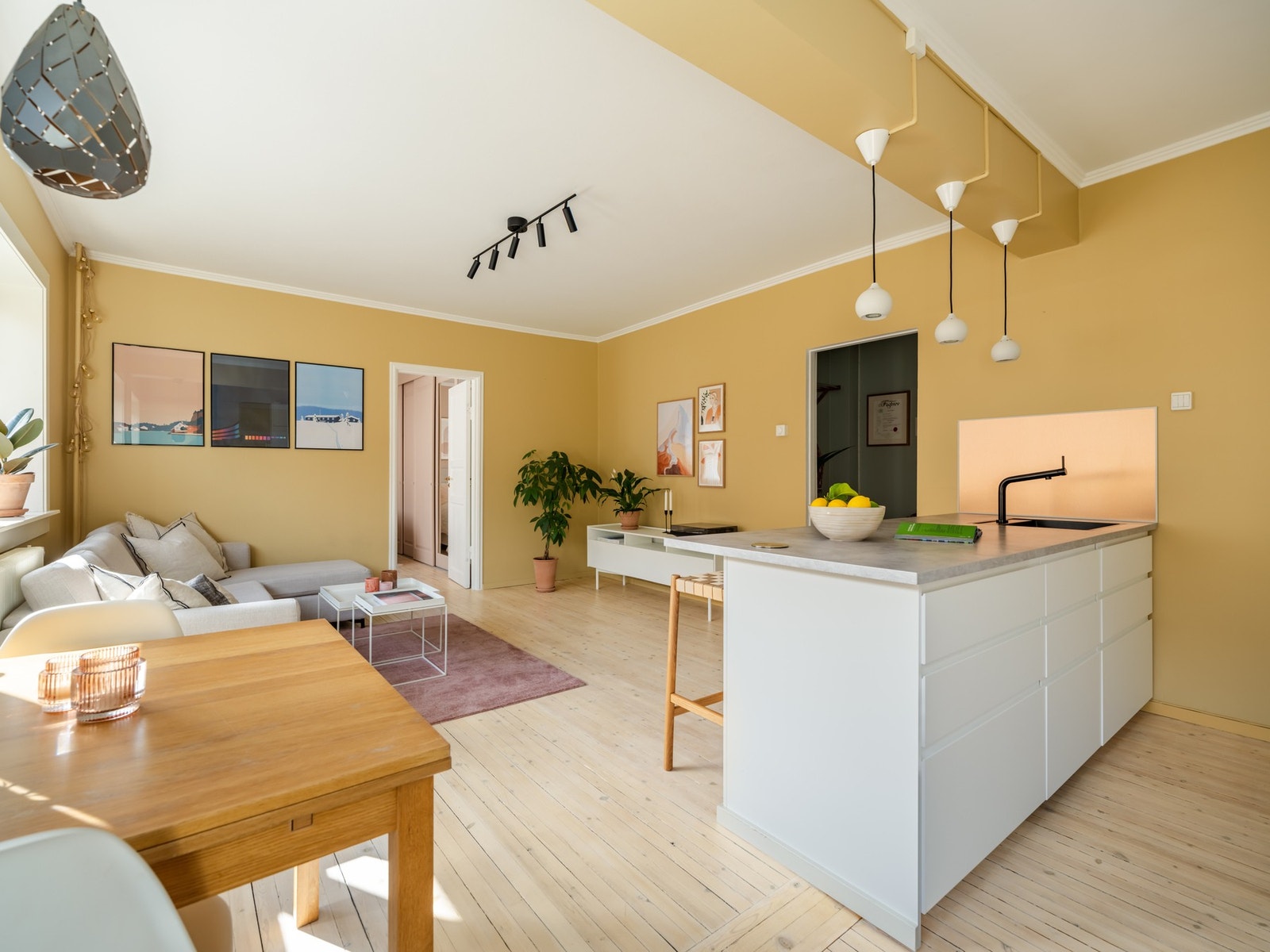 Leiligheten har en god planløsning med ulike soner. I stuedelen er det rom for en større sofagruppe og TV-benk. Galleribilde