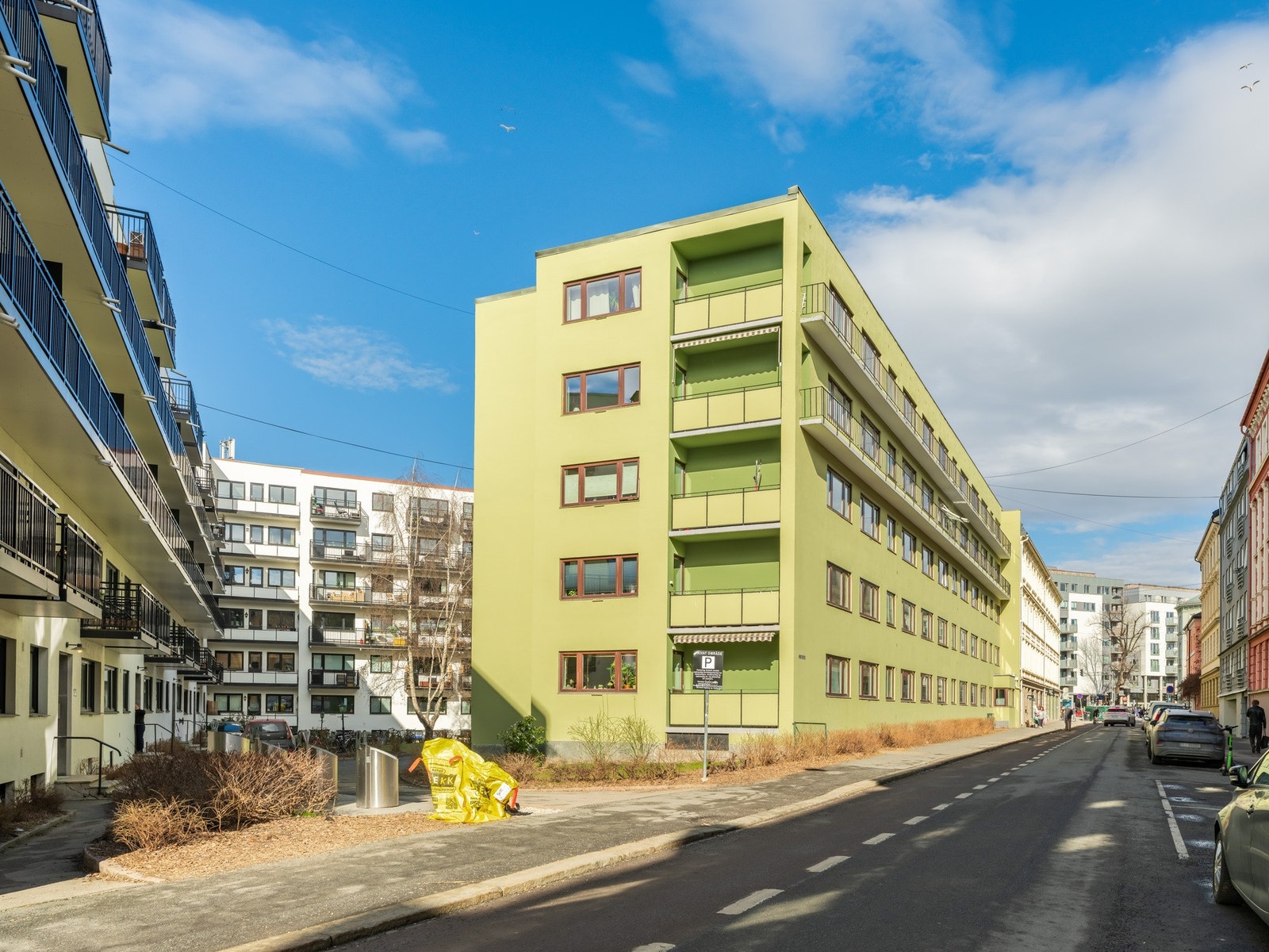 Aksjelaget består av 45 leiligheter, er veldrevet og har god økonomi. De har en utfyllende vedlikeholdshistorikk med blant annet oppussing av fasader og oppganger i hhv. 2021 og 2020. Galleribilde