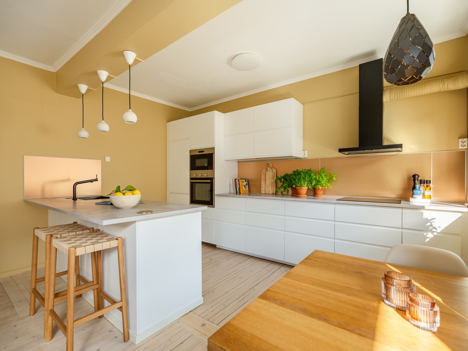 Hvitevarene er forresten integrerte og medfølger salget. Alle overflater er malt i friske fargetoner. Galleribilde