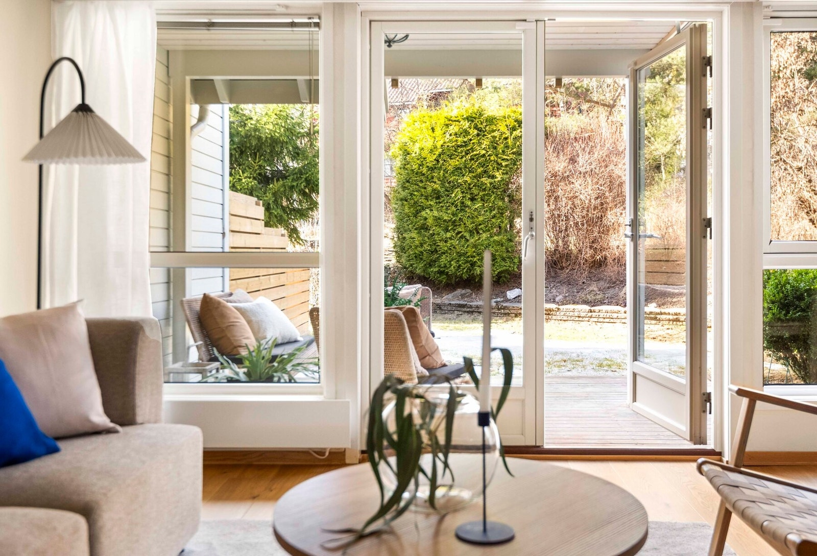 Fra stuen er det direkte utgang til en delvis overbygget markterrasse Galleribilde