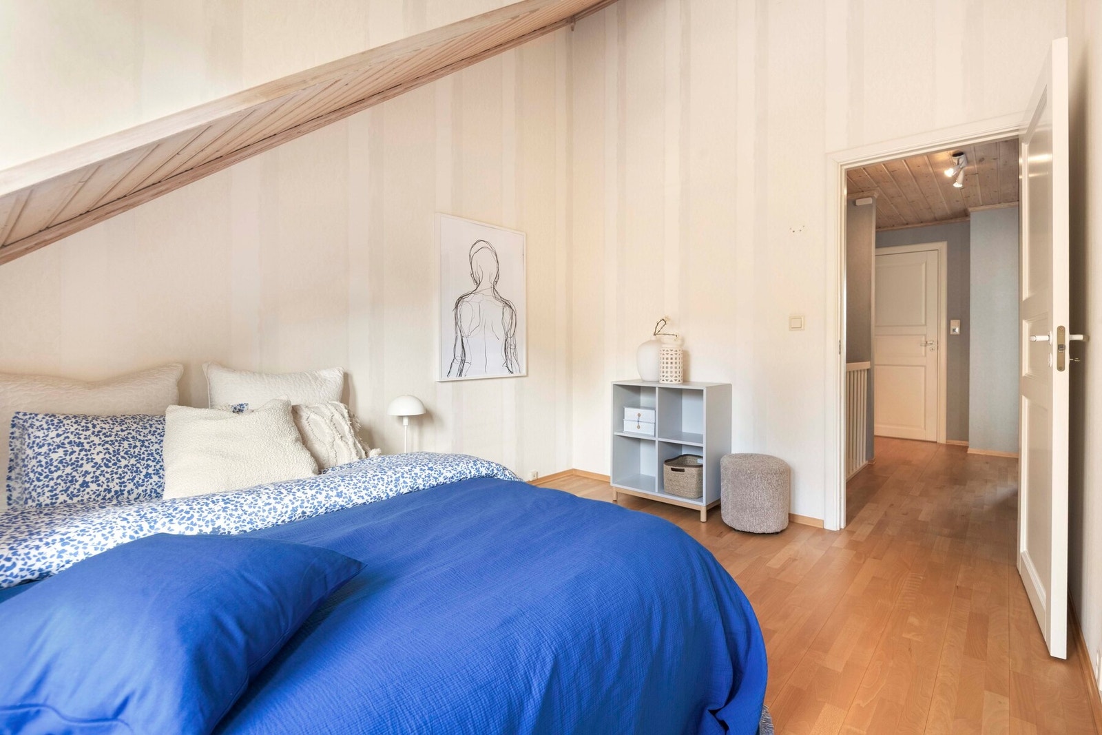 Alle soverom har tapetserte vegger og parkett på gulv. Galleribilde