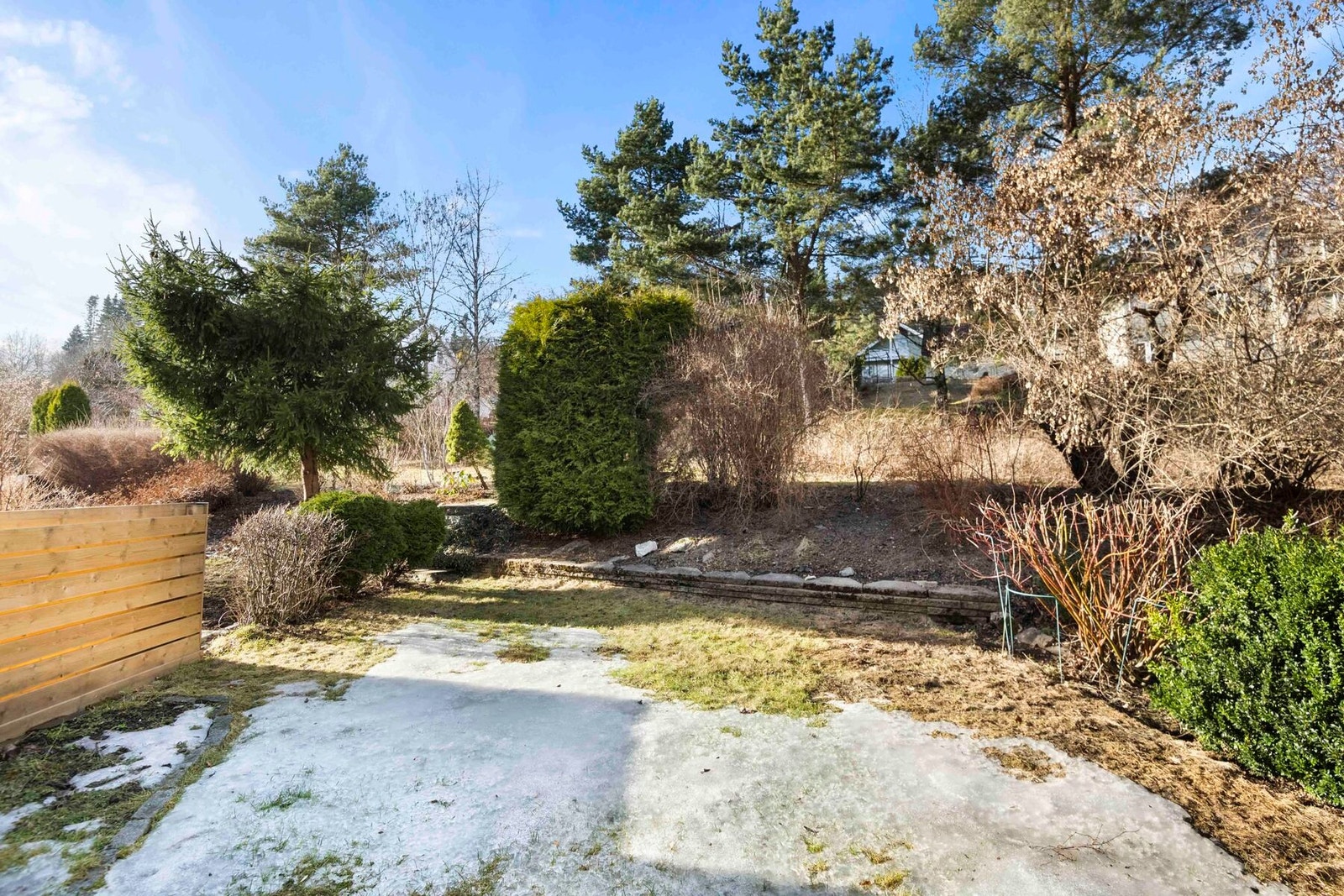 Hagen er pent opparbeidet med gressplen og diverse beplantning som gir god skjerming. Galleribilde