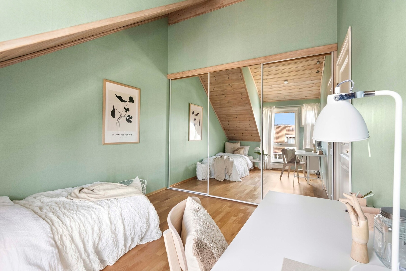 Skyvedørsgarderobe på soverom 1 og 2 medfølger salget. Galleribilde