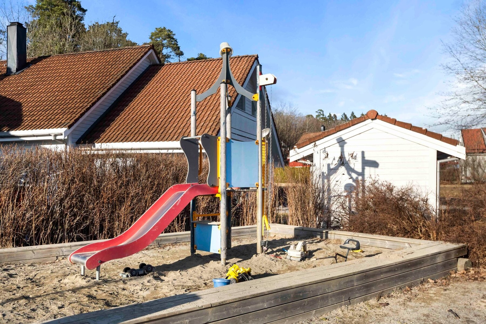 Boligen har pliktig medlemskap i velforening, Gjettumveien Huseierforening, som står for kostnader til drift og vedlikehold av fellesområdene med veier, skilting, kabelanlegg, ledningsanlegg, lekeplasser, biloppstillingsplasser, grøntarealer og beplantnin Galleribilde