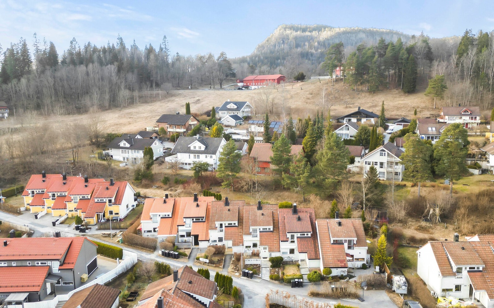 Eiendommen ligger i et barnevennlig og særdeles attraktivt boligområde på Gjettum i Bærum kommune. Galleribilde