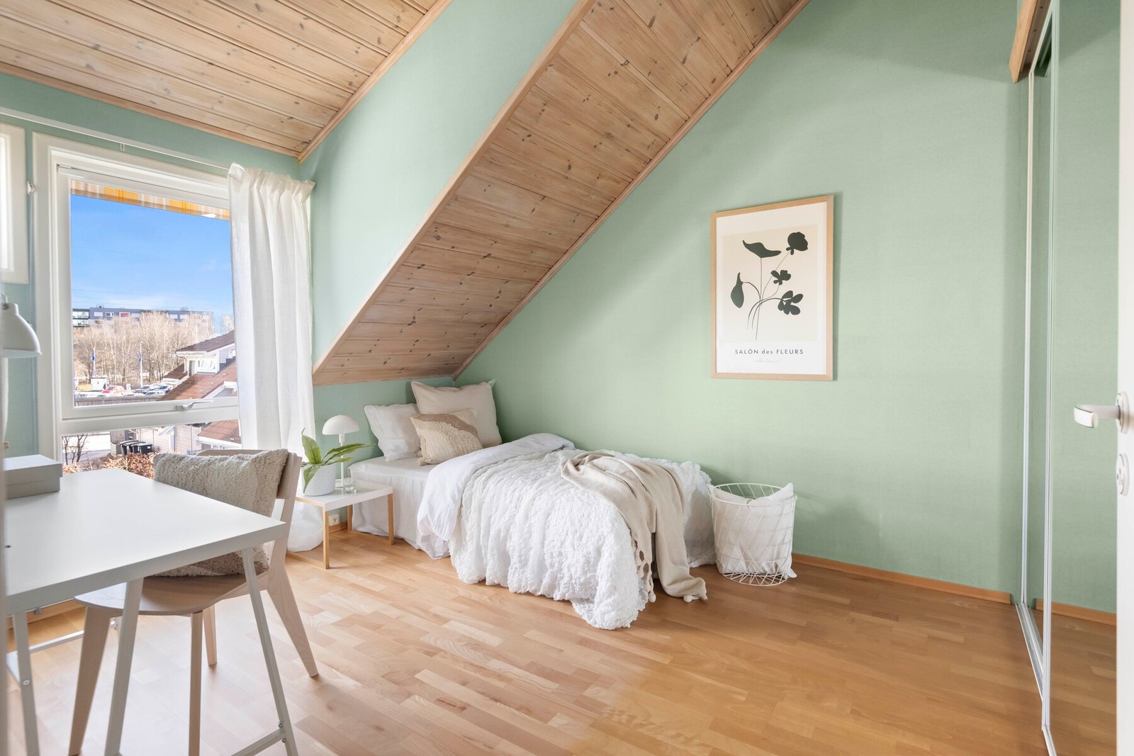 De andre soverommene er også av god størrelse med plass til en seng, nattbord og oppbevaringsløsning Galleribilde