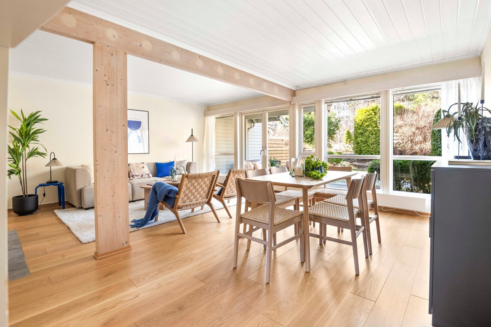 Det er store vindusflater som gir en luftig romfølelse. Galleribilde