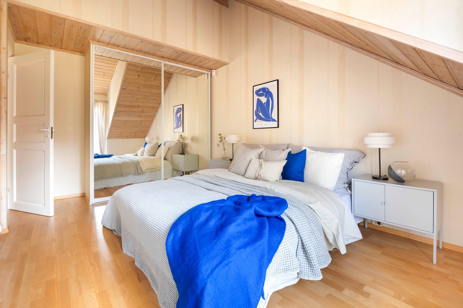 Det er satt inn en skyvedørsgarderobe med speilfronter for oppbevaring av klær og tilbehør. Galleribilde