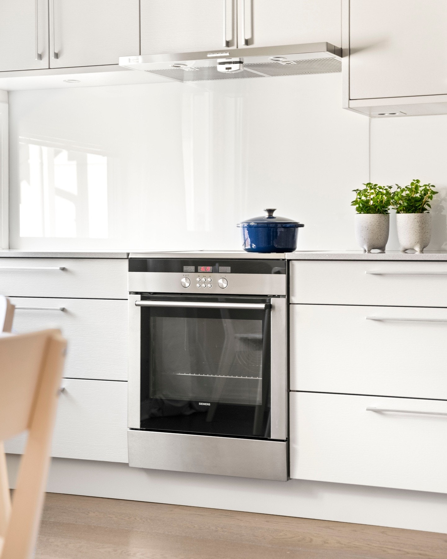 Frittstående hvitevarer bestående av komfyr med induksjonstopp, oppvaskmaskin og kjøleskap, medfølger salget. Galleribilde