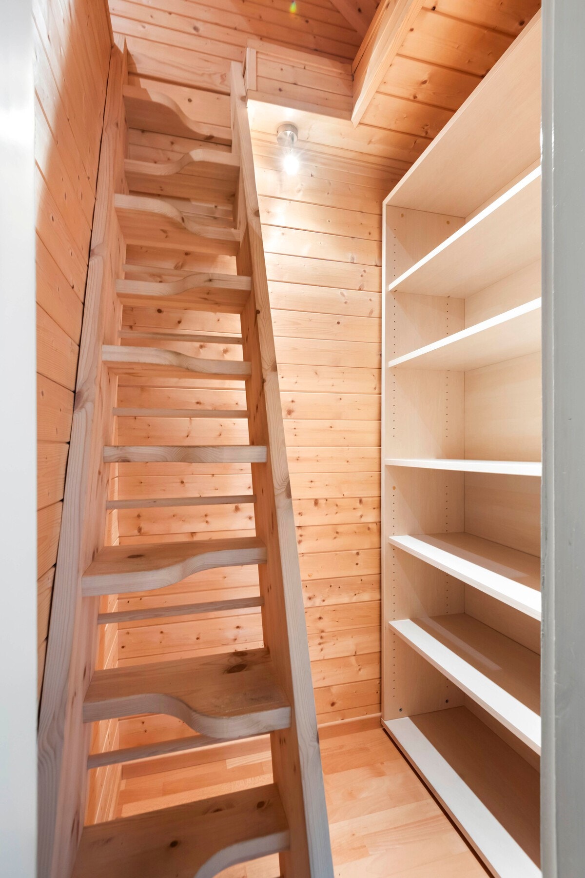 Boligen har et innredet loftsrom. Det gjøres oppmerksom på at rommet ikke er godkjent for varig opphold. Galleribilde