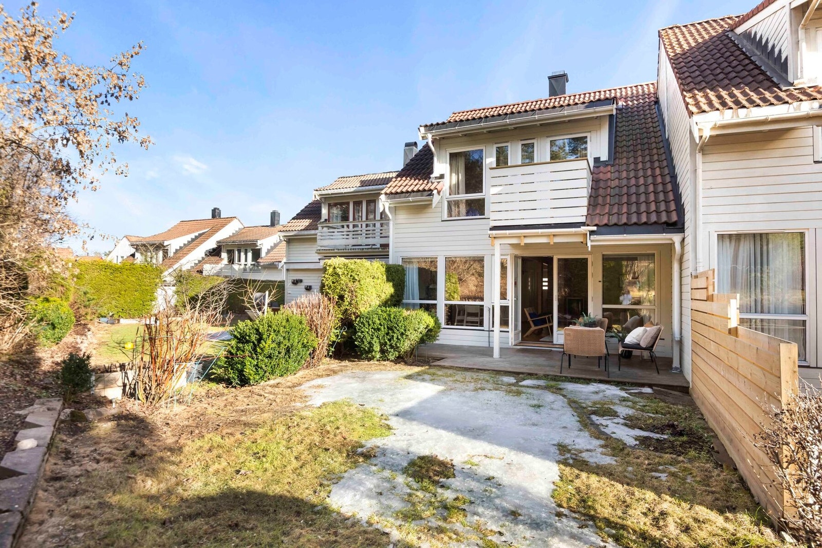 Hagen er pent opparbeidet med gressplen og diverse beplantning som gir god skjerming. Galleribilde