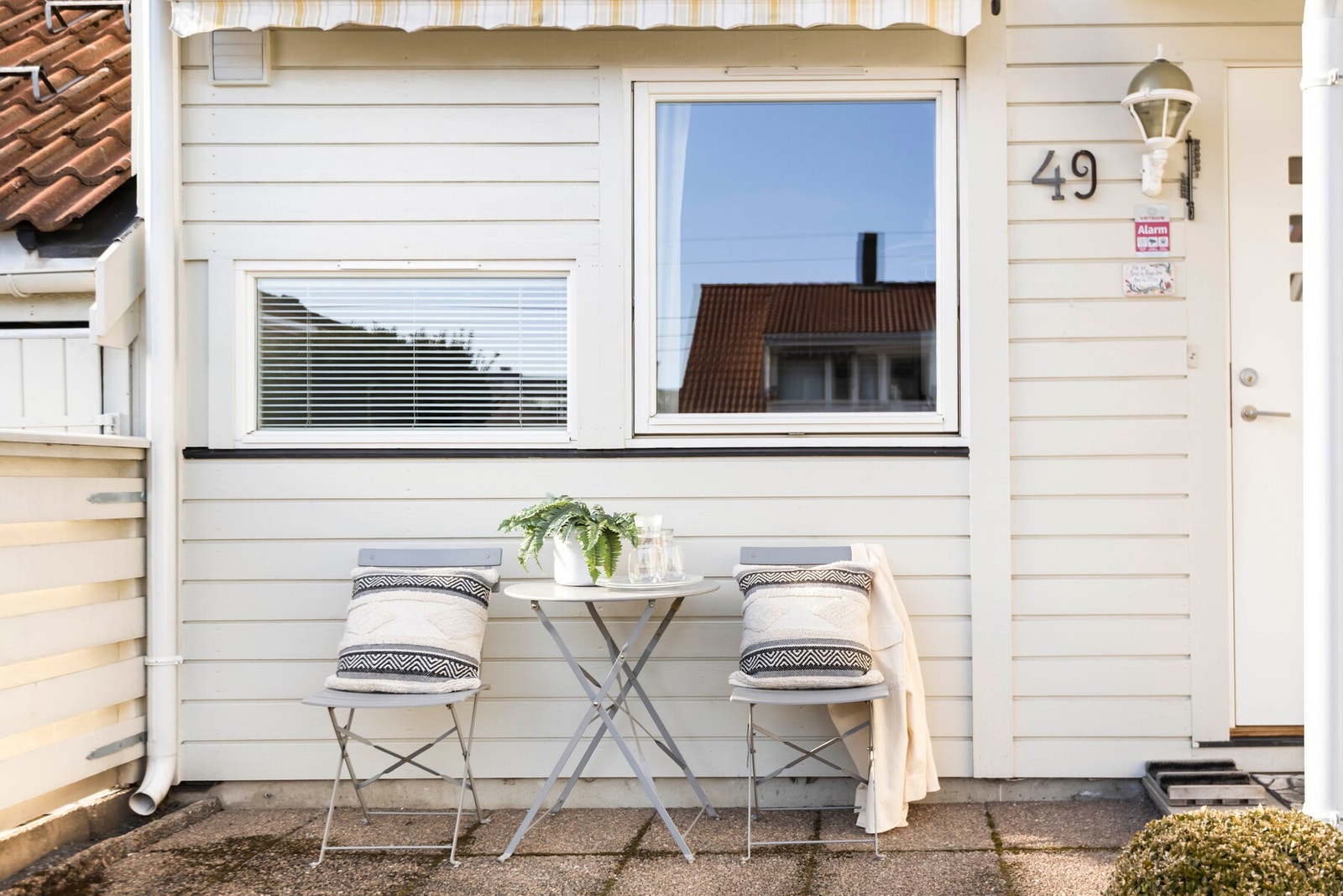 Inngangspartiet er pent belagt med steinheller noe som gir gode muligheter for utendørs hygge og avslapning. Galleribilde