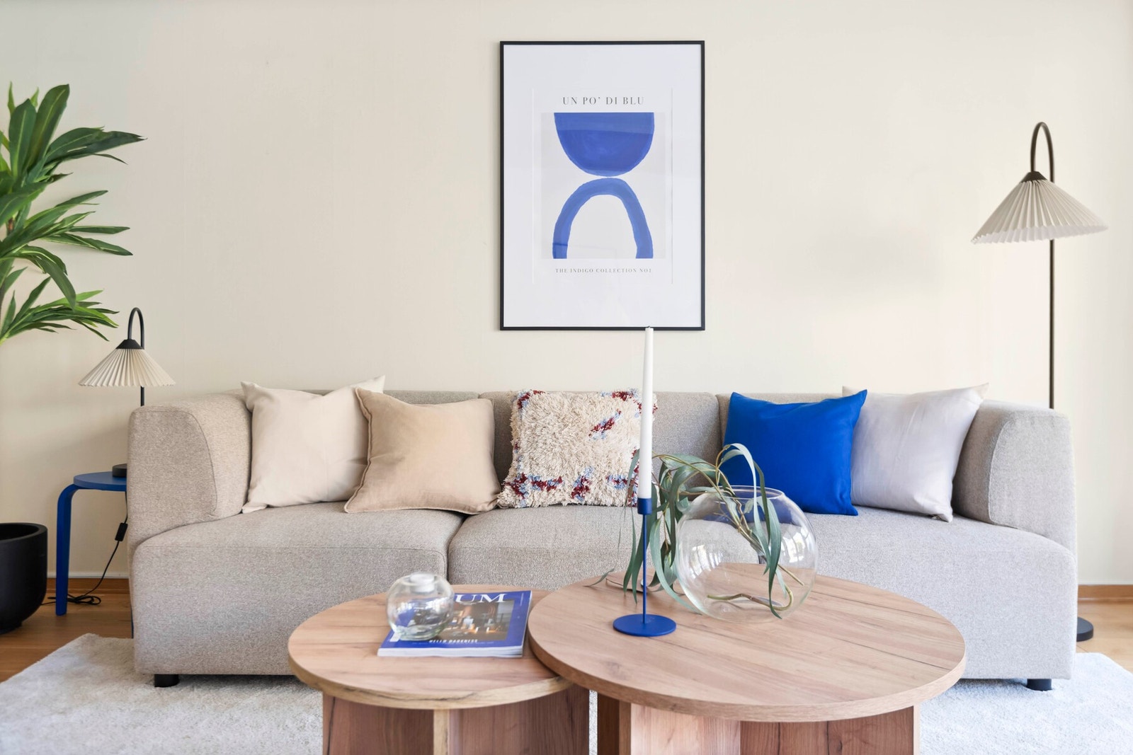 Veggene er malt i et delikat fargevalg og gulvet er dekket med parkett. Galleribilde