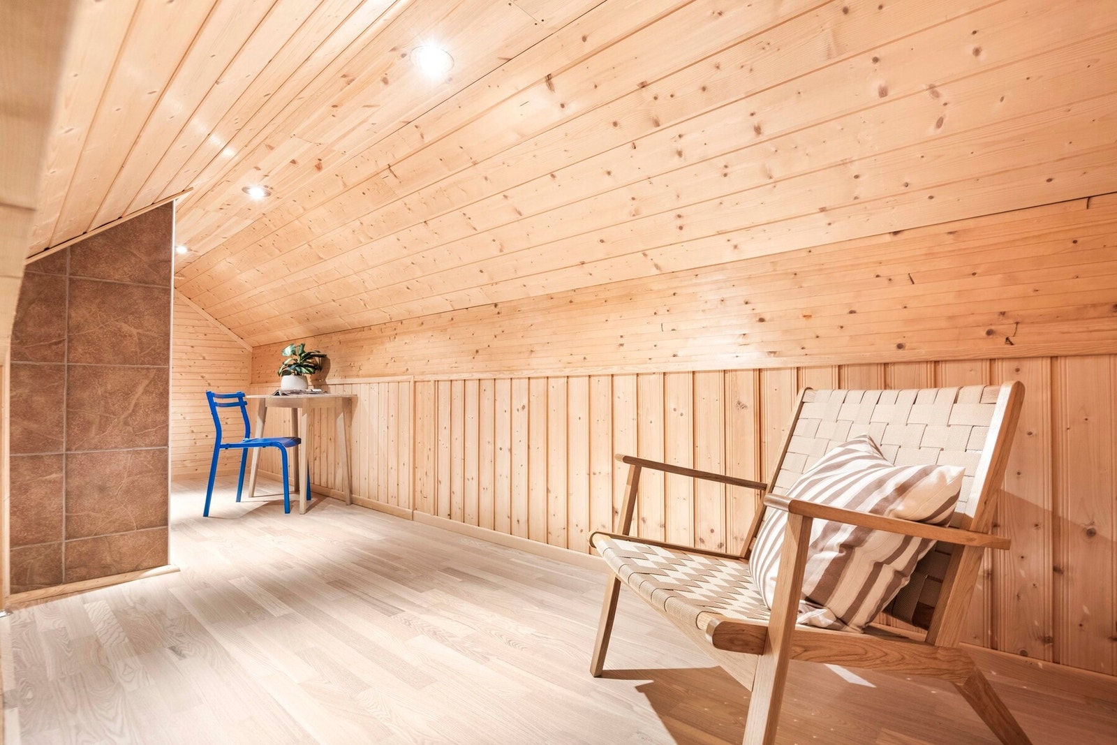 Loftsrommet har gulv belagt med parkettbord og vegger med panel. Det gjøres oppmerksom på at rommet ikke er godkjent for varig opphold. Galleribilde