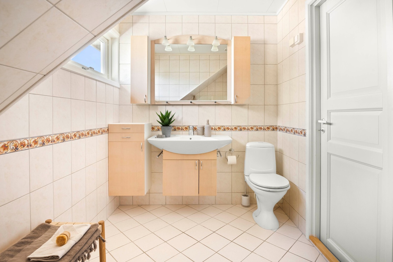 Flislagt bad med gulvvarme, som ligger praktisk til i 2. etasje, nær boligens tre soverom. Galleribilde