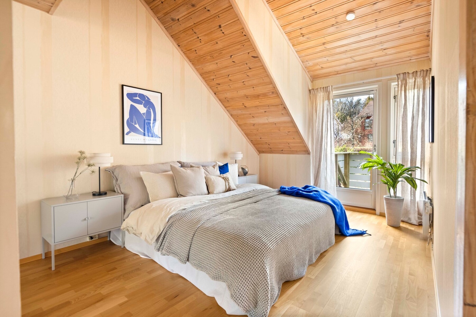 Hovedsoverommet er lyst og romslig. Galleribilde