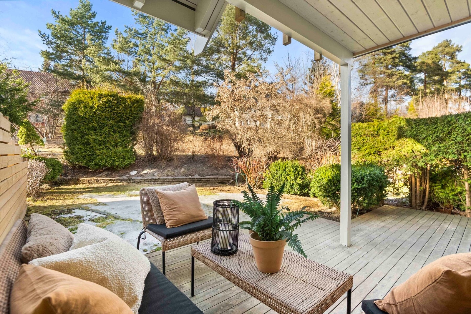 Markterrassen er romslig på 16 kvm med god plass til en sittegruppe, dekorativ beplanting og grill. Galleribilde