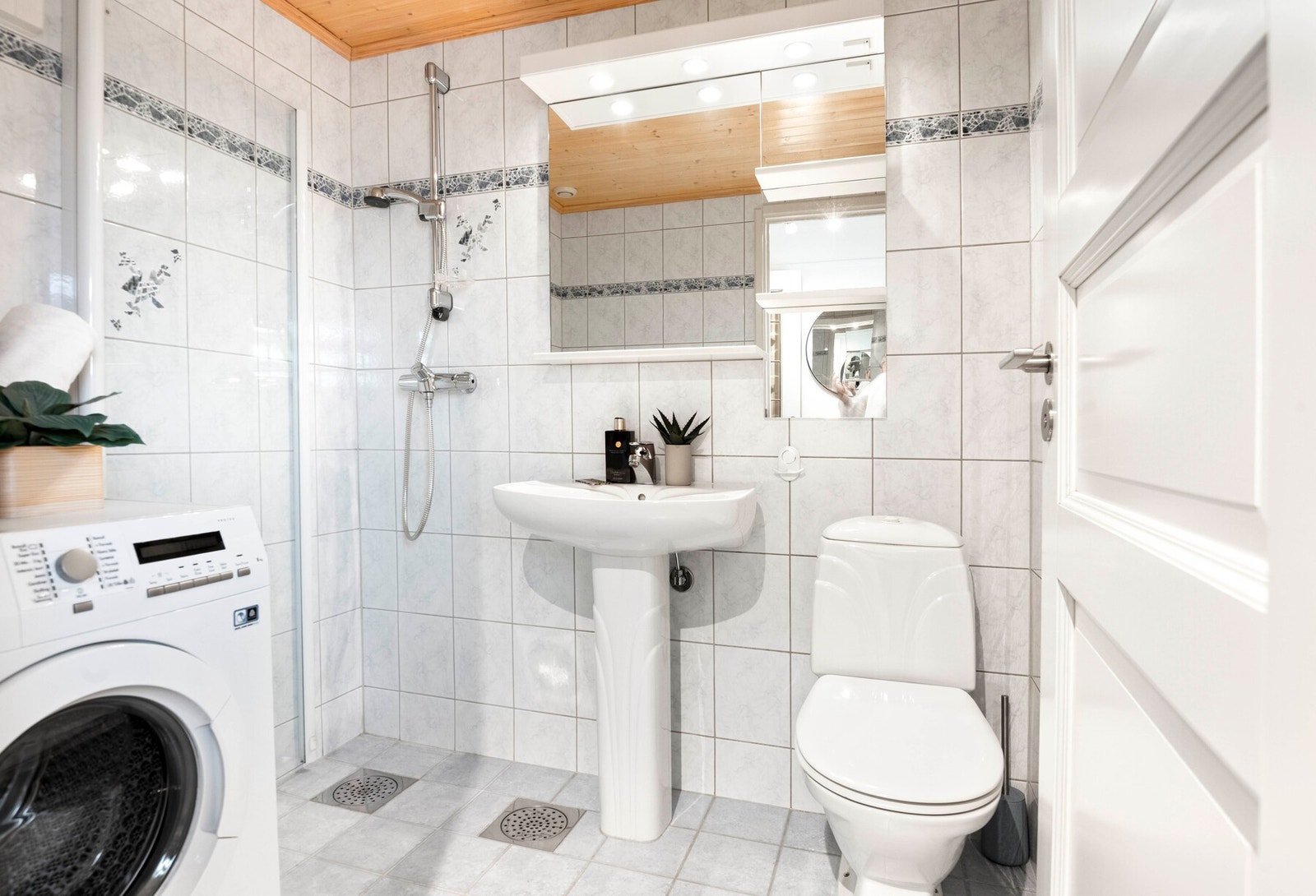 I boligens første etasje finner du et praktisk, flislagt baderom med opplegg for vaskemaskin og tørketrommel over fra omkring 1998/1999. Galleribilde