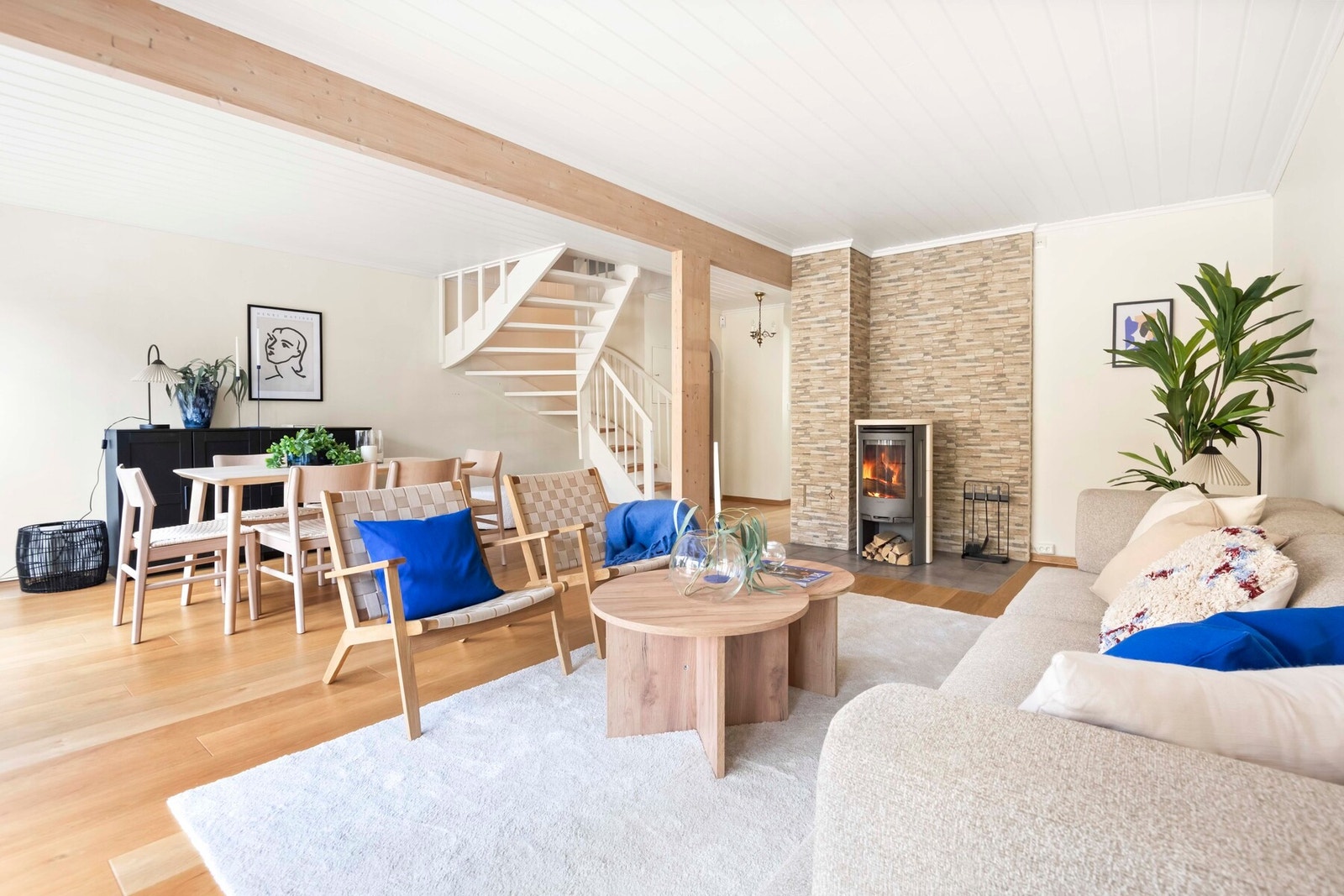 Veggene er malt i et delikat fargevalg og gulvet er dekket med parkett. Galleribilde