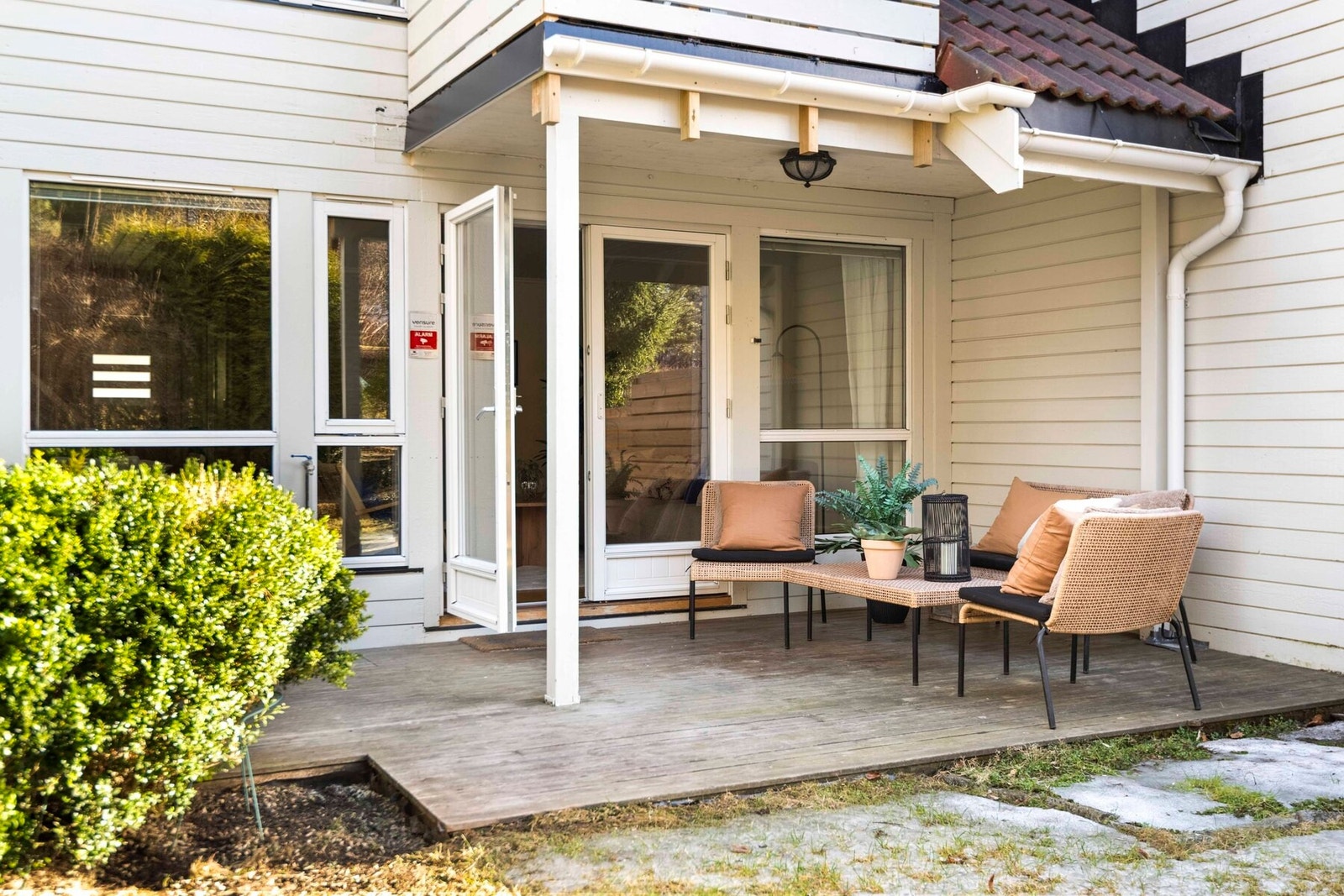 Markterrassen er romslig på 16 kvm med god plass til en sittegruppe, dekorativ beplanting og grill. Galleribilde