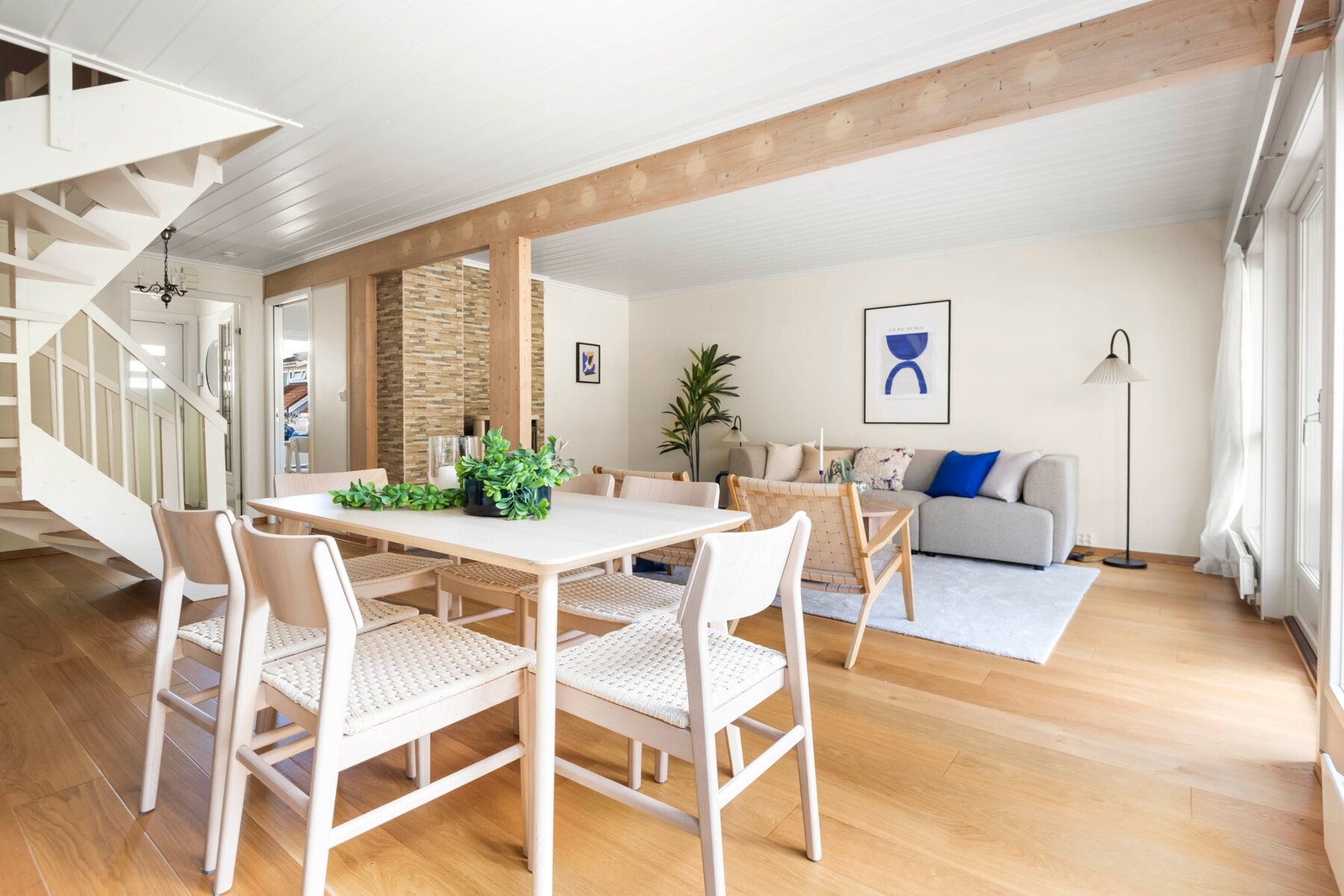 Stuen gir flere møbleringsmuligheter med plass til ulike sosiale soner. Galleribilde