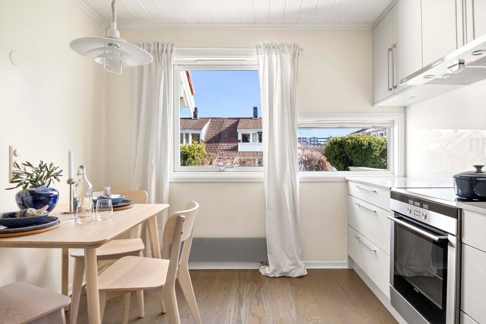 Videre er kjøkkenet utstyrt med komfyrvakt, benkeskapsbelysning og stikkontakter over benkeplate. Galleribilde