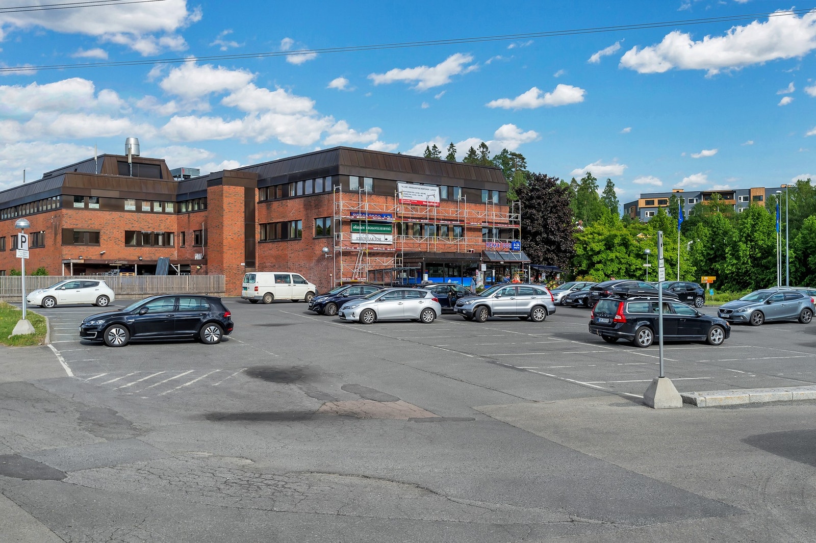 Her har man kort avstand til ca 100 meter å gå til barnehage, T-banestopp samt kort gangavstad til skoler samt et rikt utvalg av fasiliteter og servicetilbud. Galleribilde