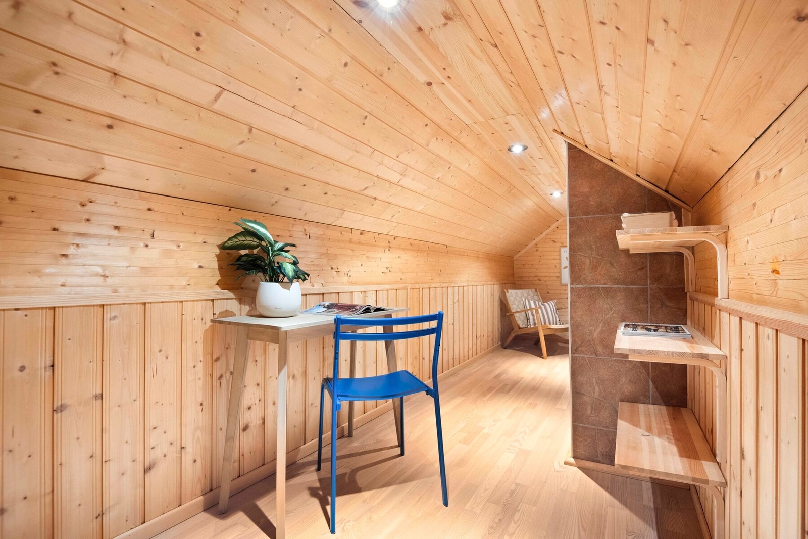 Loftsrommet kan benyttes som lagringsplass eller innredes etter behov. Det gjøres oppmerksom på at rommet ikke er godkjent for varig opphold. Galleribilde