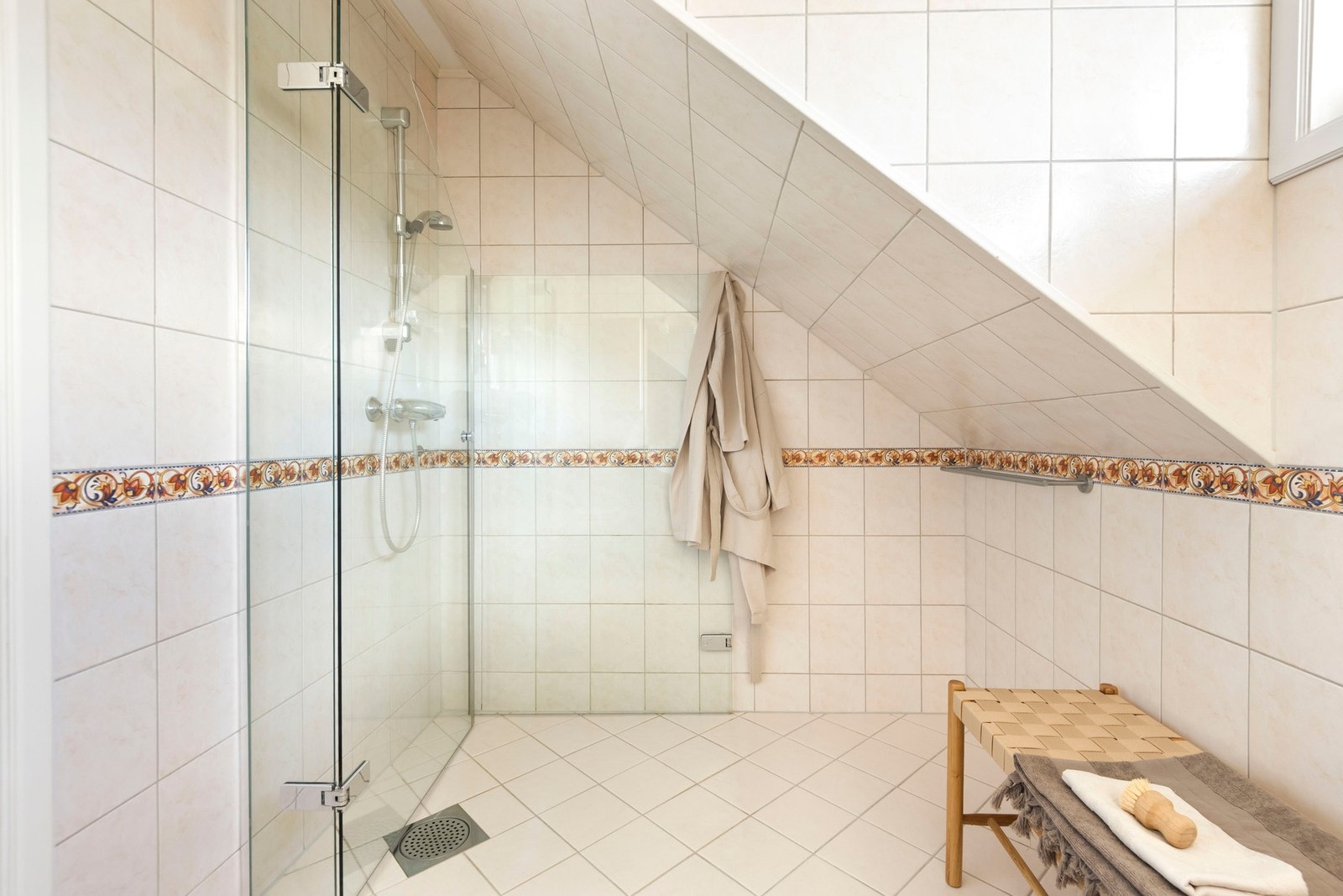 Videre inneholder badet frittstående toalett og dusjsone med innfellbare dører i glass. Galleribilde