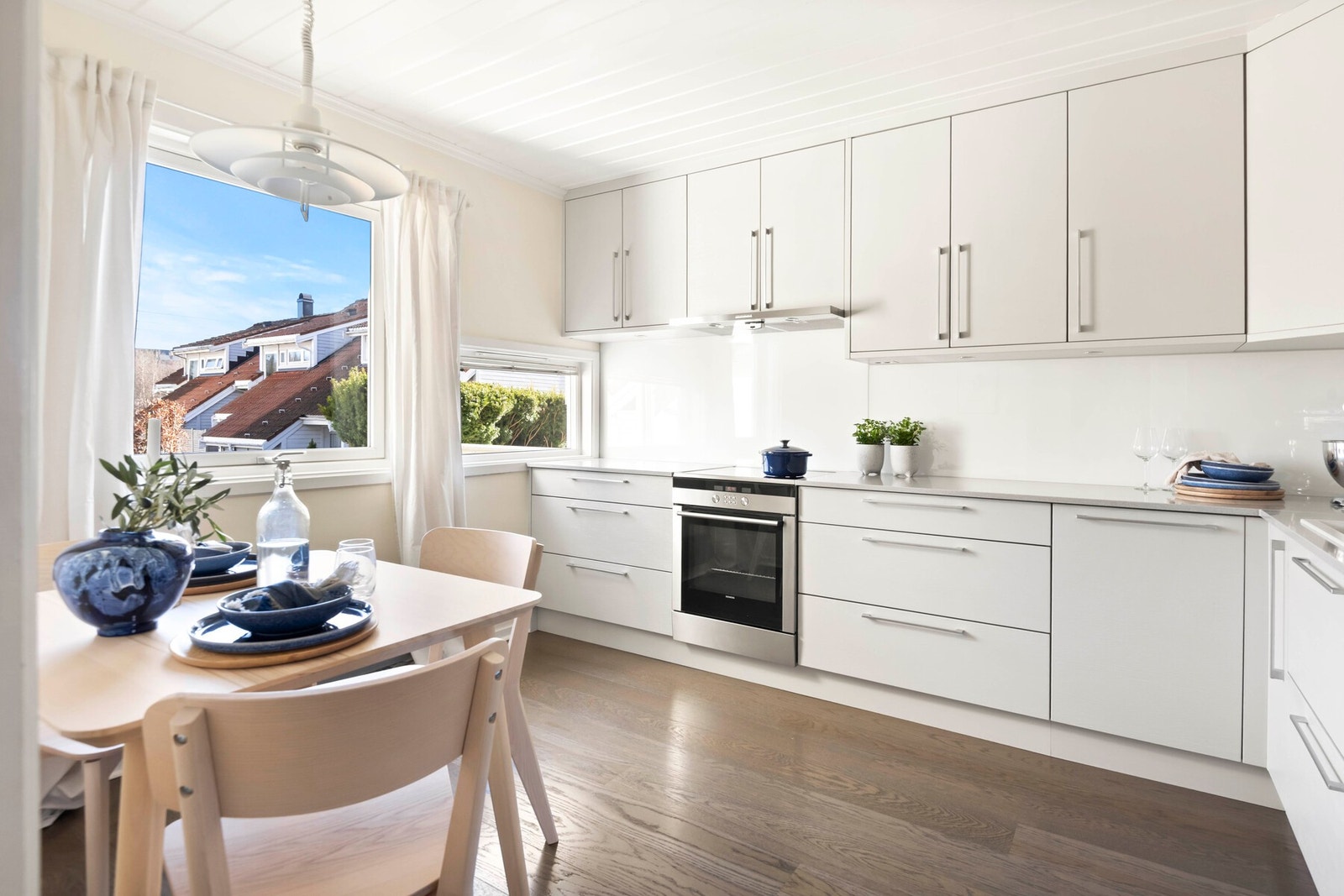 Boligen har et romslig og separat kjøkken med plass til spisebord. Galleribilde