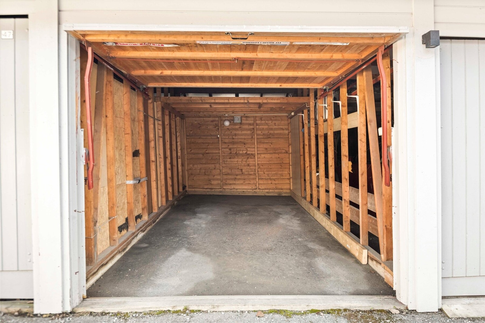 Boligen disponerer en garasje i felles rekke, med mulighet for oppbevaring i hemsløsning og i bakkant. Galleribilde