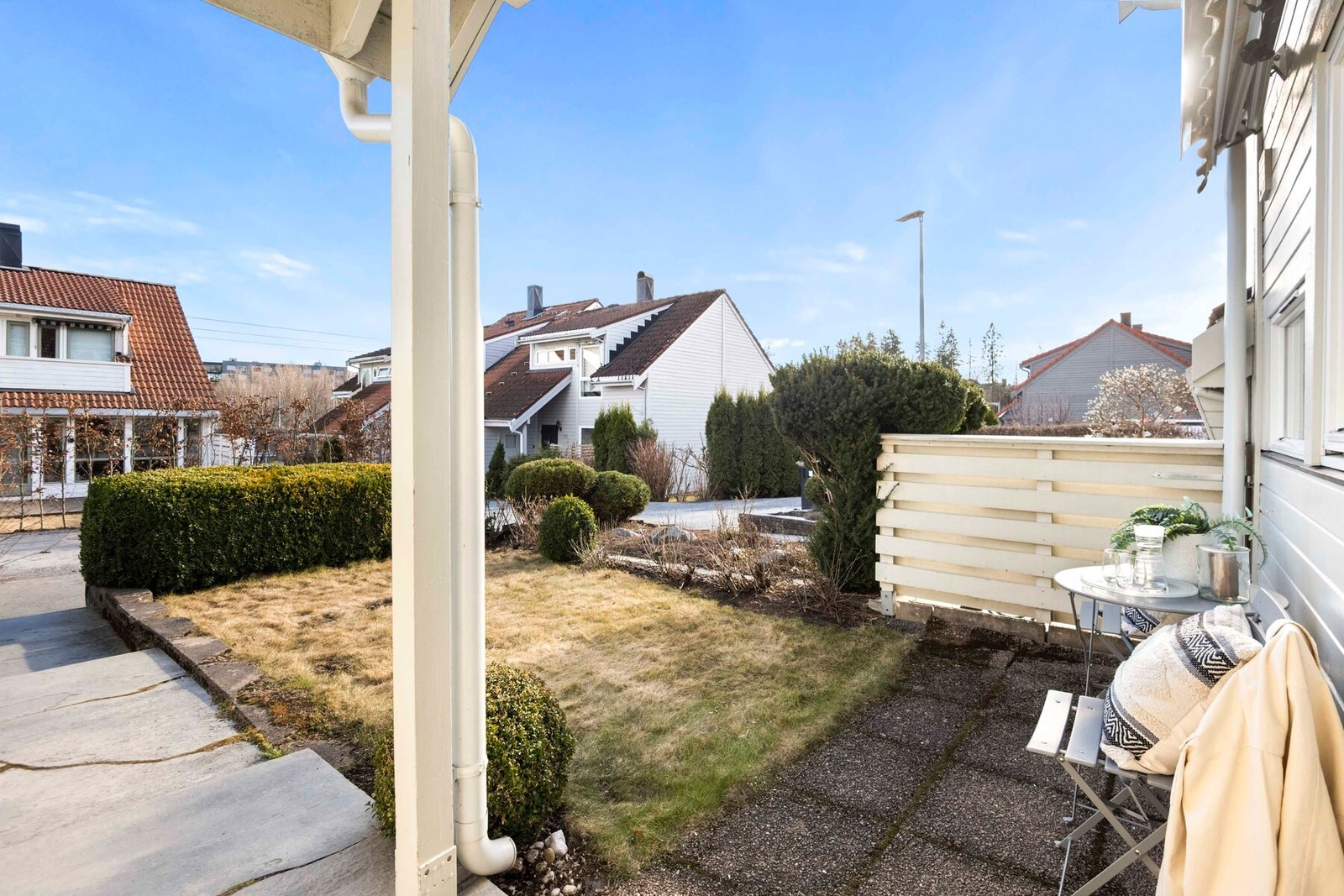 Inngangspartiet er pent belagt med steinheller noe som gir gode muligheter for utendørs hygge og avslapning. Galleribilde