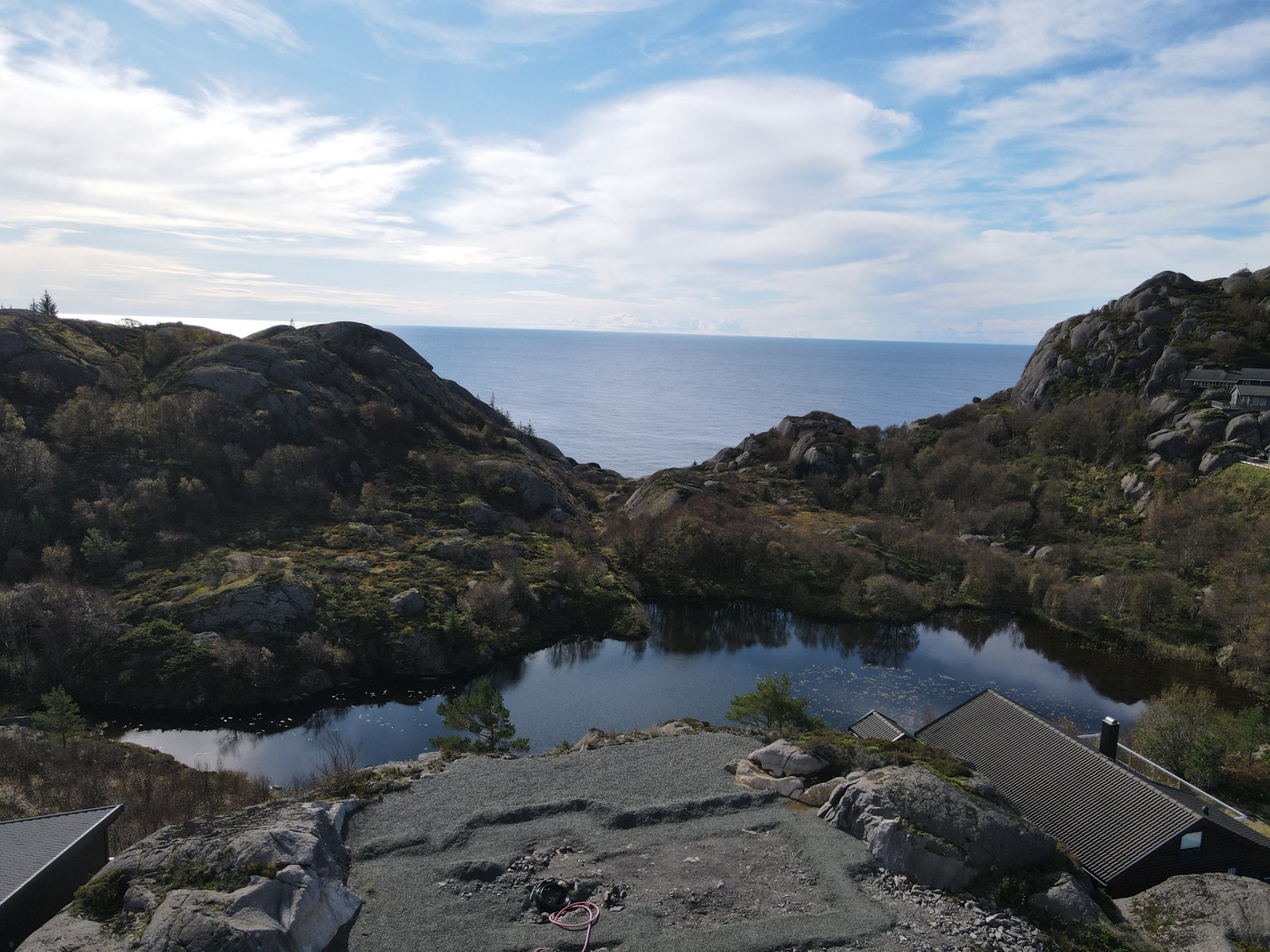 Tomten ligger ferdig planert med nydelig utsikt over storhavet. Byggearbeider kan igangsettes Galleribilde