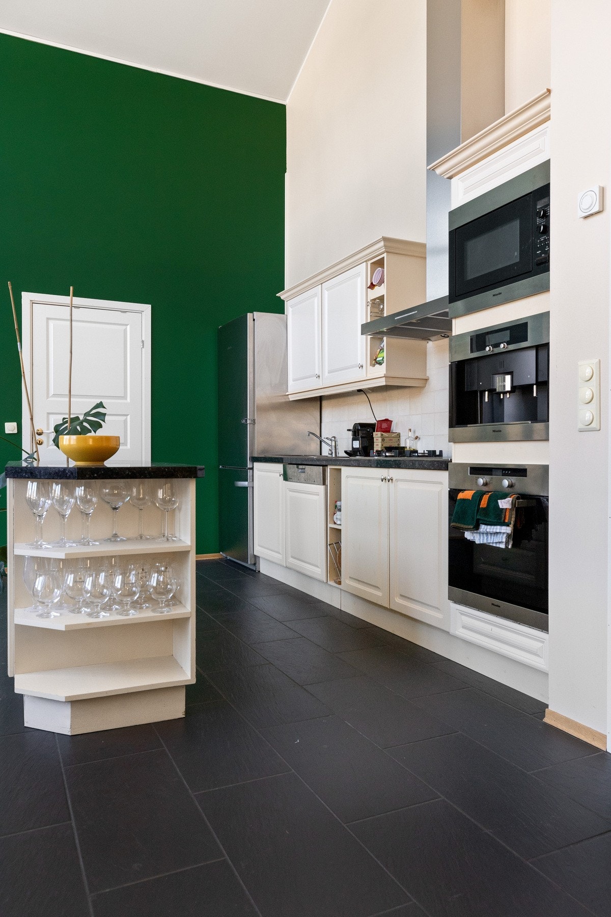 Kjøkkenøy med skap, skuffer og hylle for småoppbevaring. Her er det fint å forberede maten samtidig som man er sosial Galleribilde