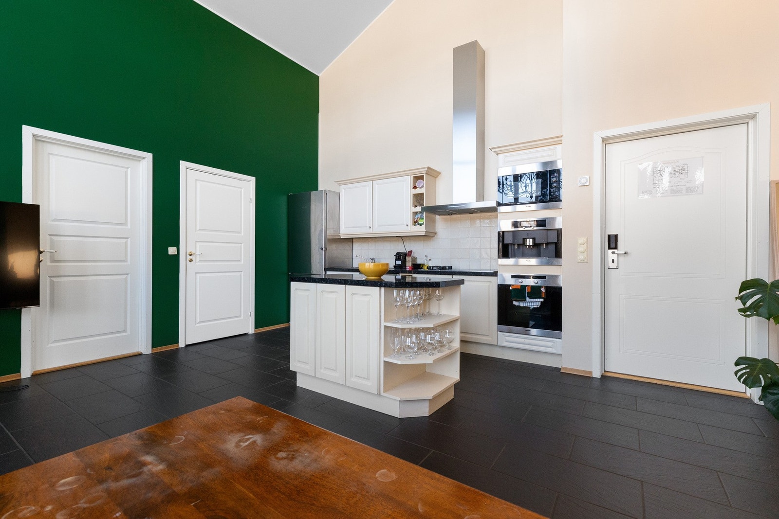 Lys kjøkkeninnredning med integrerte hvitevarer. Stekeovn, kaffemaskin og mikro i høyskap. Kaffemaskin er i ustand Galleribilde