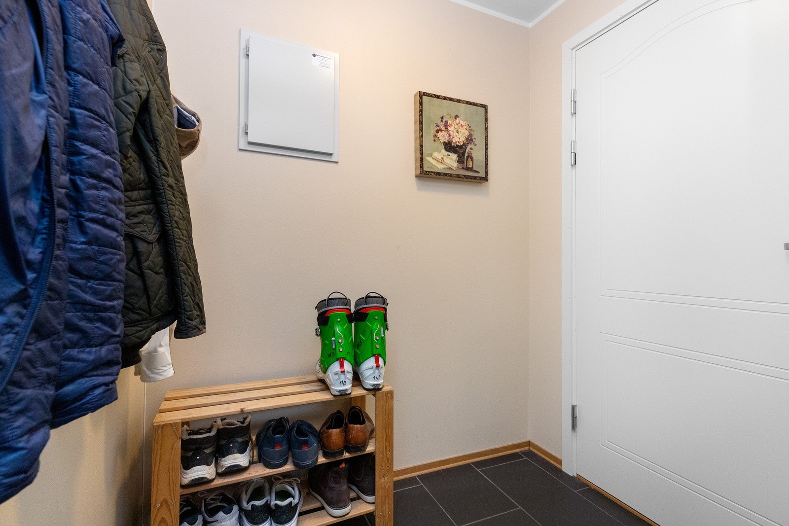 Entré med plass til oppheng for yttertøy og skohylle Galleribilde