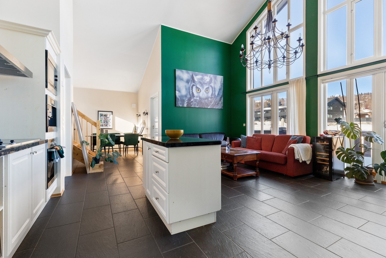 Store vindusflater som gir et godt dagslys inn Galleribilde