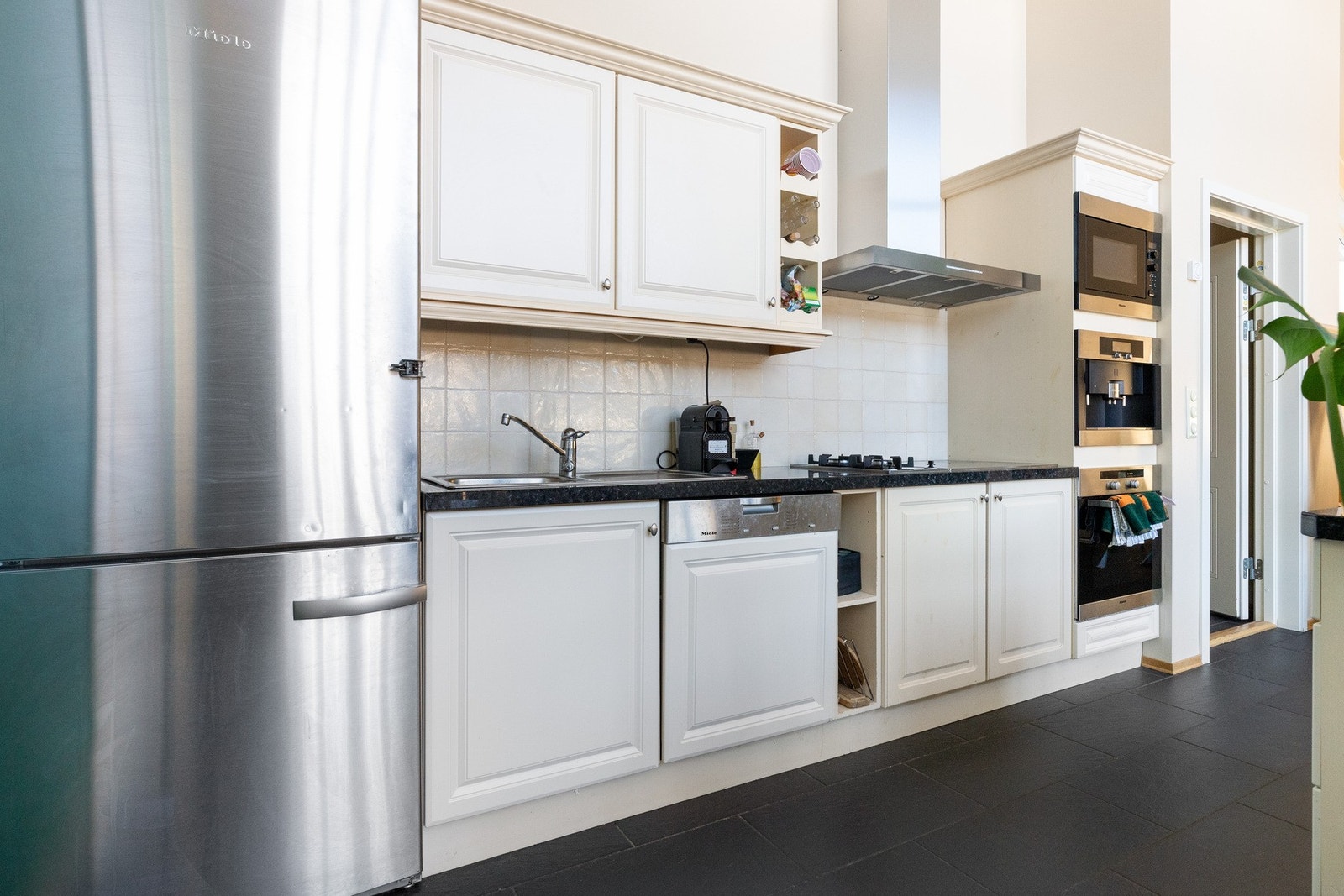 Benkeplate i polert Larvikitt stein, med nedfelt oppvaskkum, 2 gassbluss og induksjonstopp Galleribilde