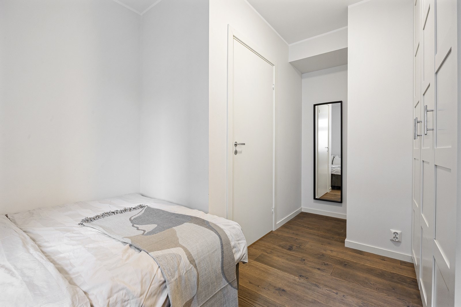 Soverommet har tilgang til egen innvendig bod, og er også innredet med et romslig garderobeskap som medfølger. Galleribilde