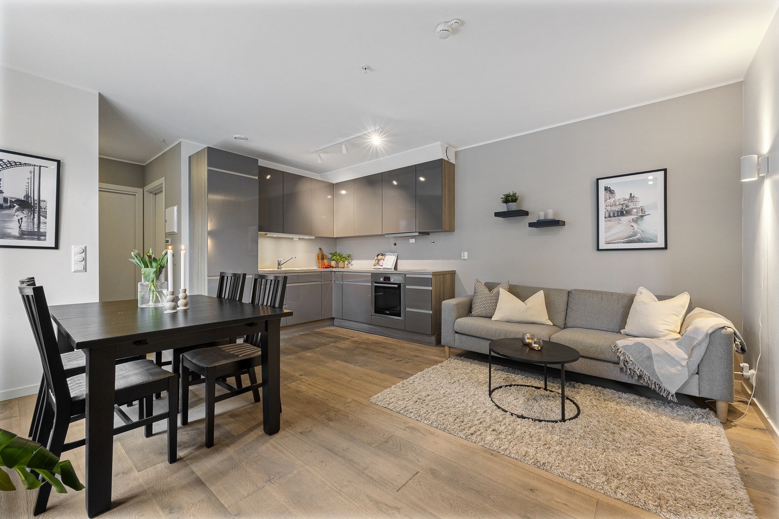 Leiligheten er lys og innbyende med gjennomgående god standard og god planløsning. Galleribilde