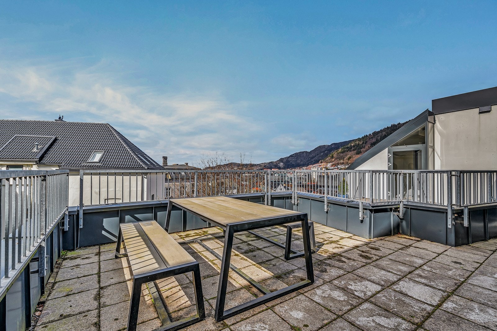 Sameiet har en felles takterrasse med nydelig utsikt over byen og flotte solforhold. Galleribilde