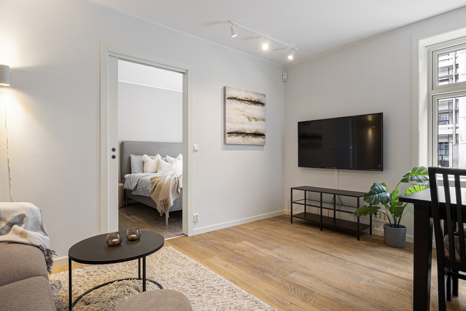 Fra stuen kommer man videre til leilighetens hovedsoverom. Galleribilde