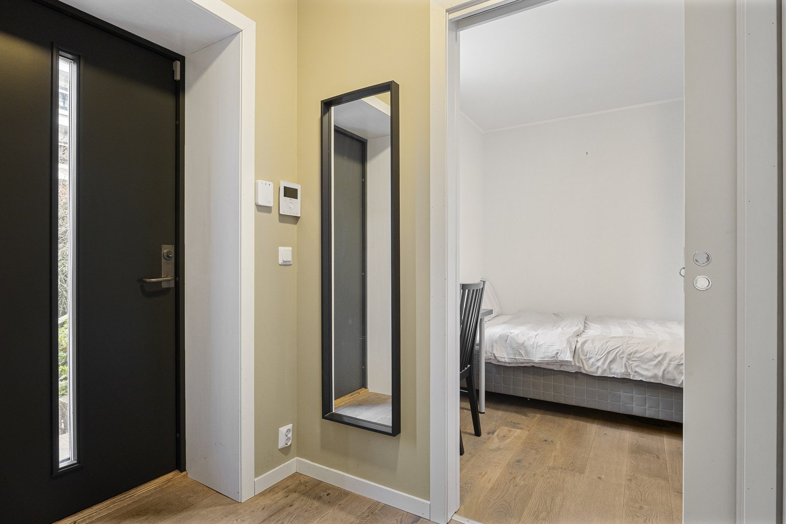 Entréen i leiligheten tar deg til soverom 2, bad og stue/kjøkken. Galleribilde