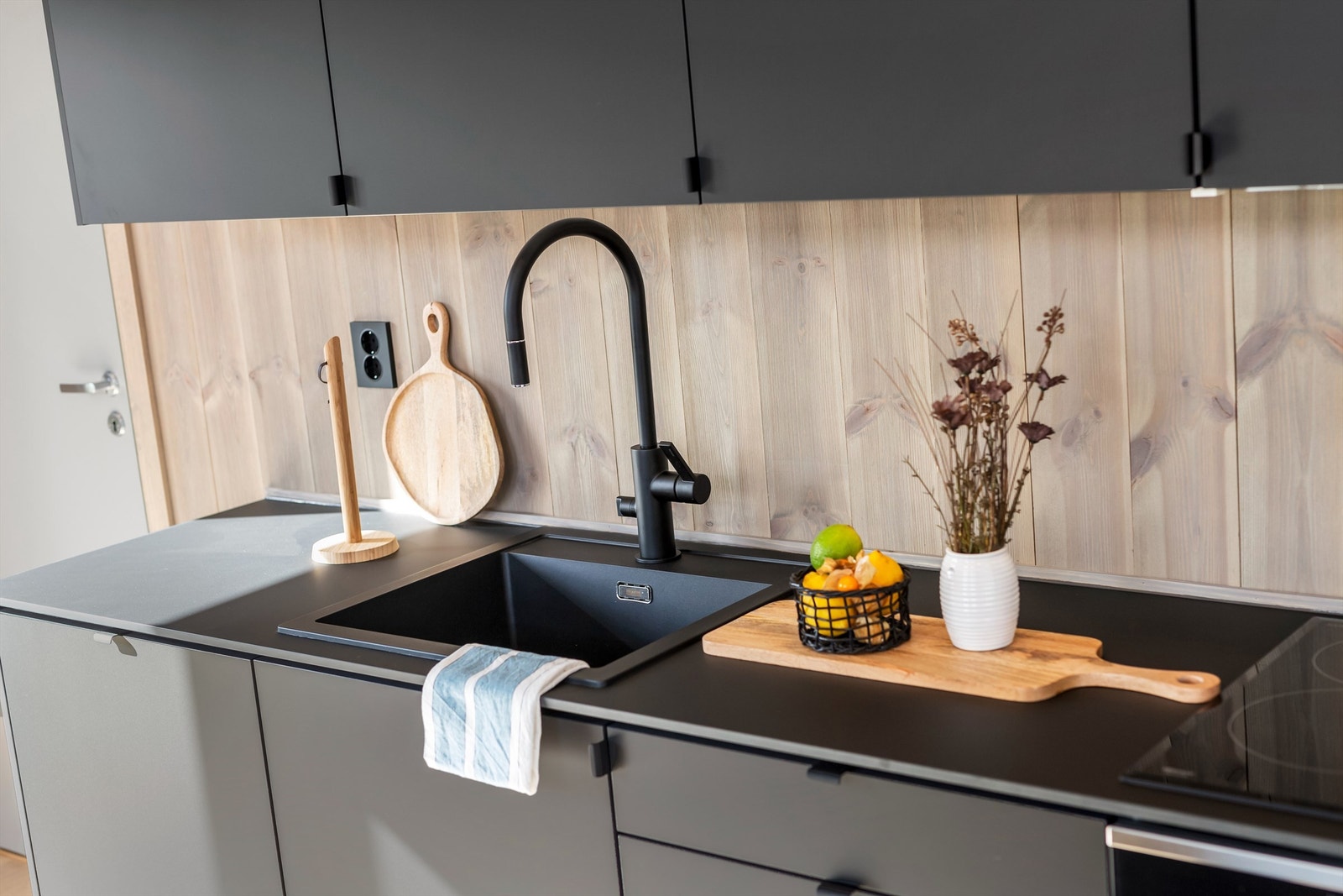 Innredningen har integrerte hvitevarer, komposittvask og design armatur fra Tapwell. Galleribilde